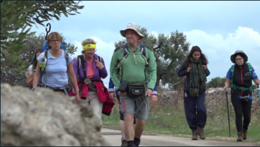 Pellegrini lungo la via Francigena